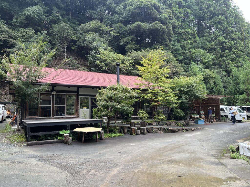静岡県掛川市・時ノ寿の森の森林に囲まれた建物